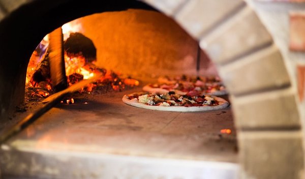 Four électrique ou au feu de bois : lequel choisir ?