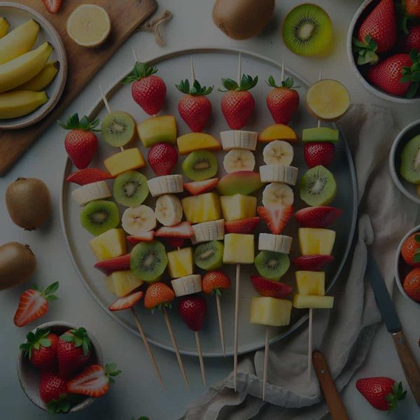 Comment préparer des brochettes de fruits frais pour un dessert estival léger ?