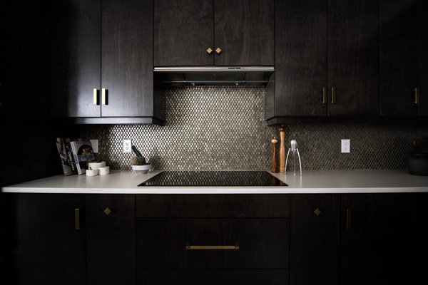 Quelle couleur de crédence devriez-vous acheter pour votre cuisine noire ?
